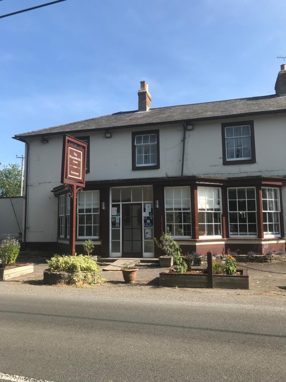 Bed and Breakfast The Penruddocke Arms Dinton  Exterior foto